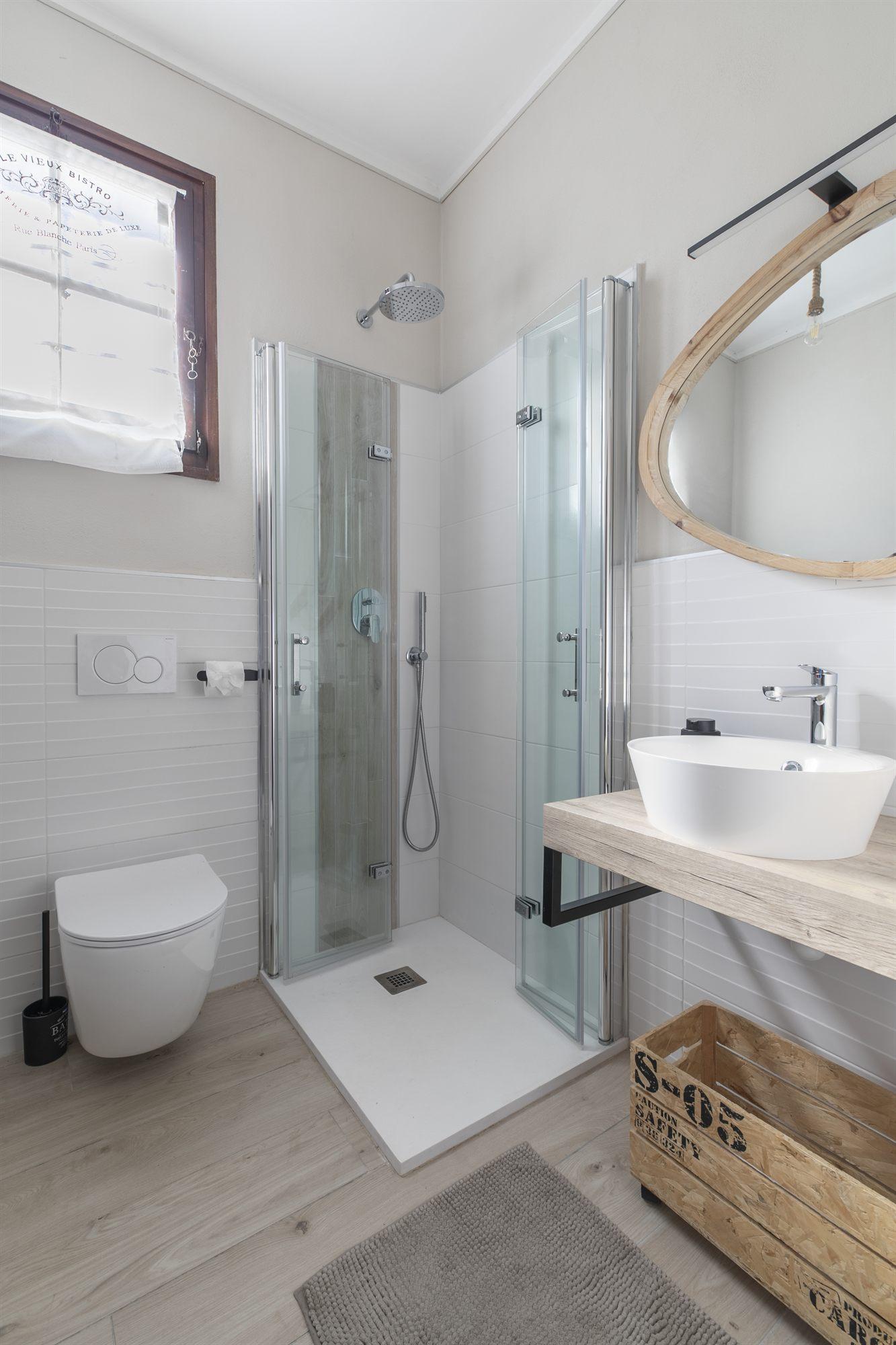 Bagno con Doccia e Finiture di Pregio