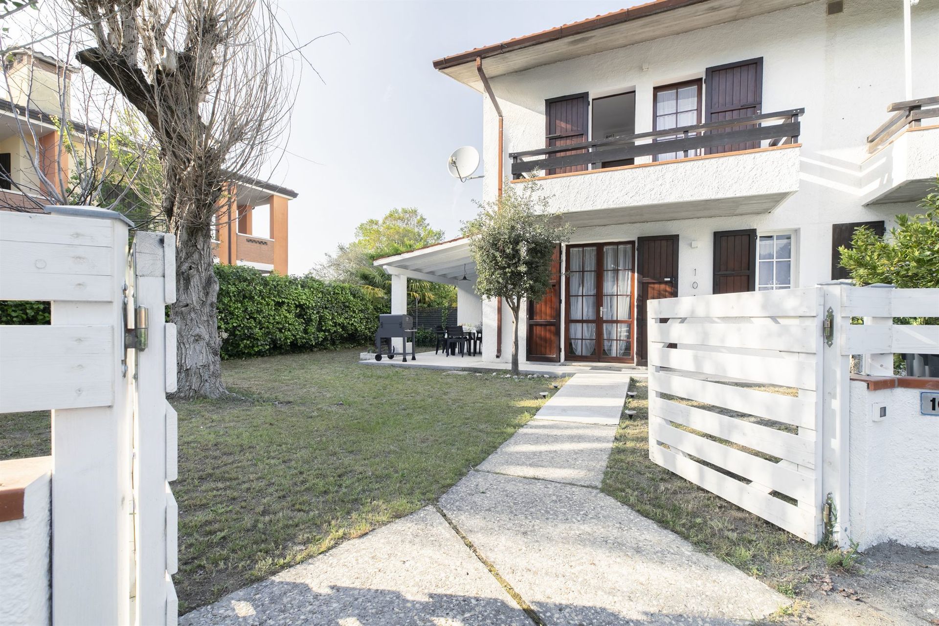 Facciata e giardino privato - La Regina Degli Scacchi